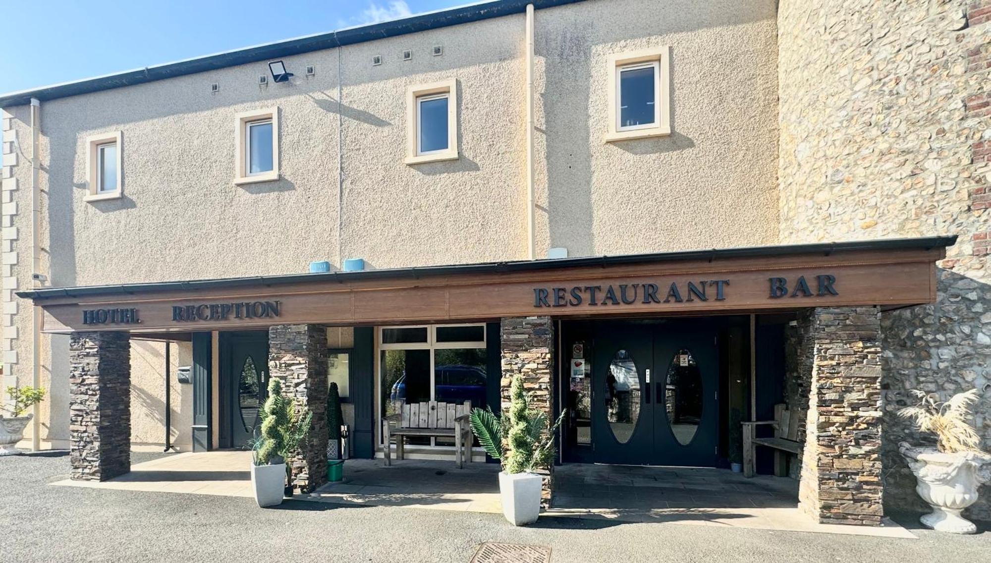 The Hedges Hotel Stranocum Exterior photo